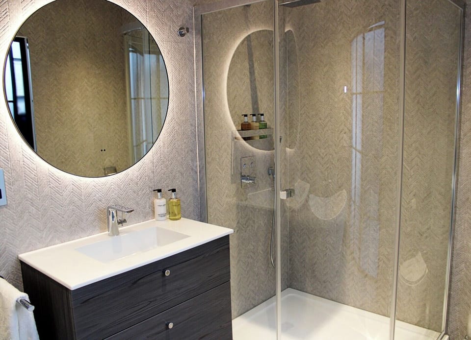 Superior Deluxe Double or Twin Room | Bathroom | Hair dryer, bathrobes, towels, shampoo