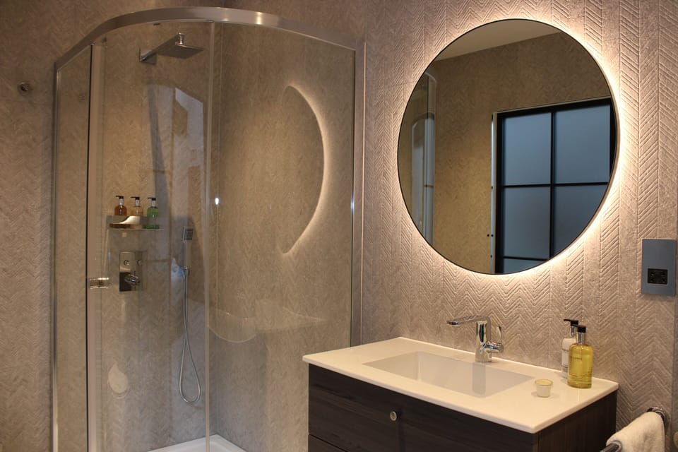 Deluxe Double or Twin Room | Bathroom | Hair dryer, bathrobes, towels, shampoo
