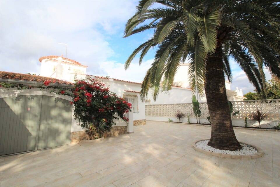 Villa | Property grounds