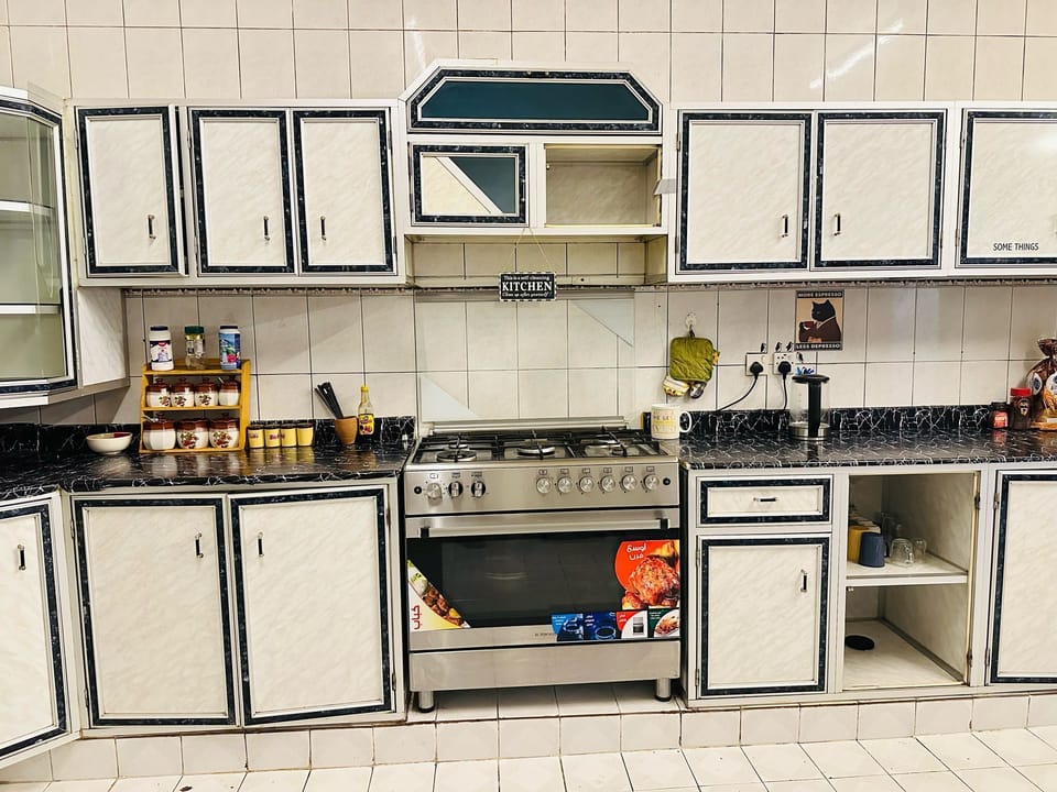 Full-size fridge, microwave, oven, stovetop