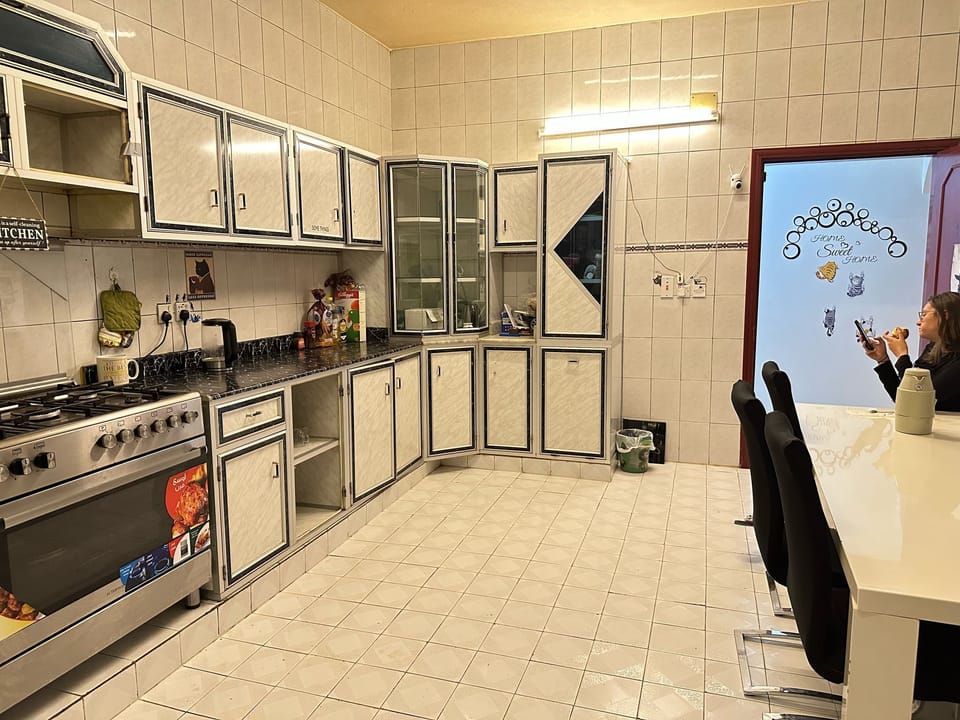 Full-size fridge, microwave, oven, stovetop