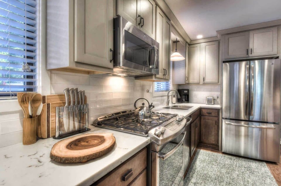 House, Multiple Beds, Patio, Mountain View (Moose Manor) | Private kitchen | Fridge, microwave, oven, stovetop