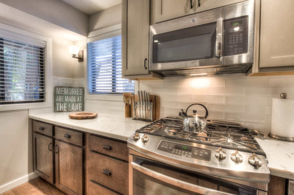 House, Multiple Beds, Patio, Mountain View (Moose Manor) | Private kitchen | Fridge, microwave, oven, stovetop