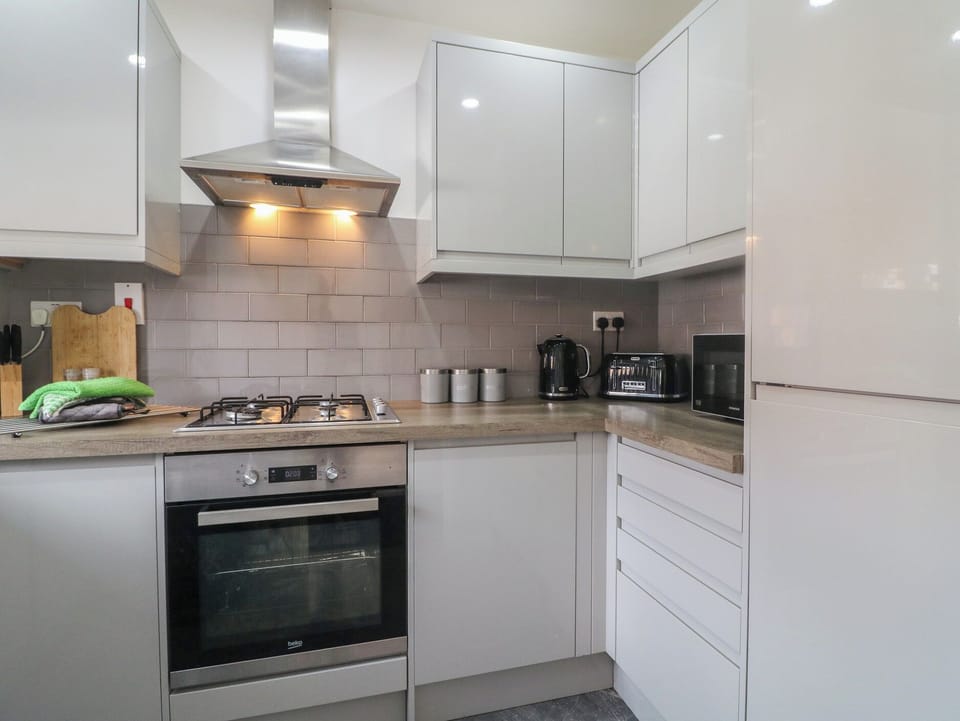 Cottage | Private kitchen | Fridge, microwave, cookware/dishes/utensils