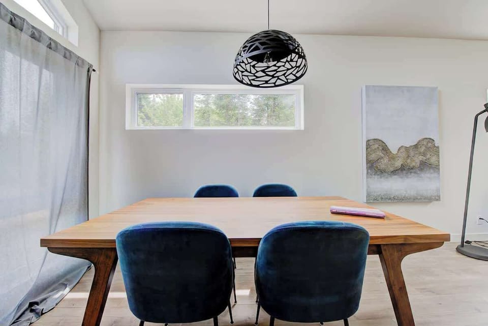 Dînez avec style, entouré de vues à couper le souffle et d’une décoration chic — le cadre parfait pour des repas inoubliables et des moments mémorables.
