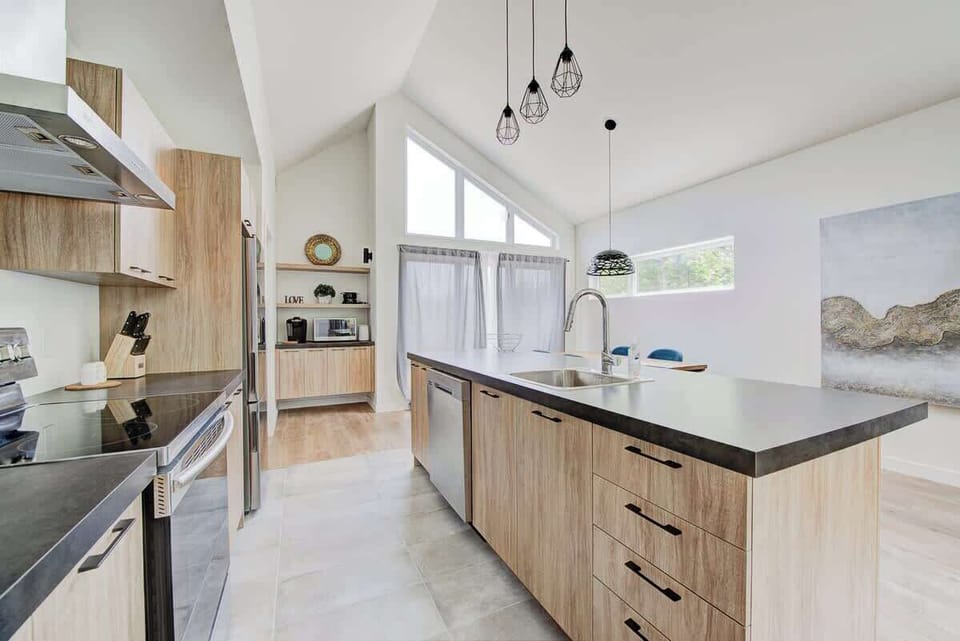 Préparez de délicieux plats dans cet espace élégant, équipé d'appareils modernes et baigné de lumière naturelle.
