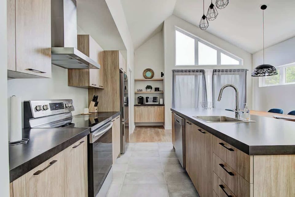 Espace lumineux et moderne avec des appareils élégants, parfait pour les aventures culinaires.