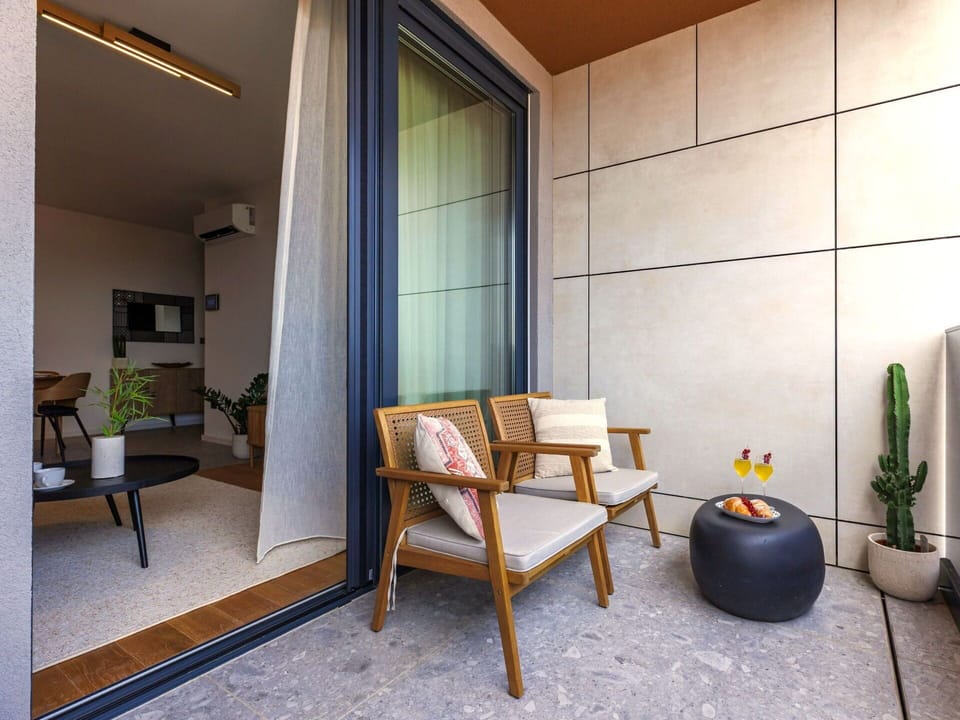 Wood, Flooring, Interior Design, Floor, Glass, Houseplant, Hardwood, Wood Stain, Natural Material, Flowerpot