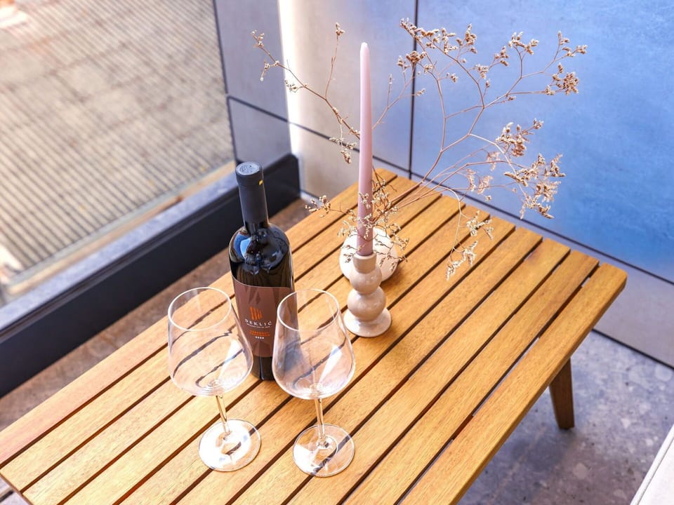 Wood, Tableware, Table, Flowerpot, Hardwood, Plank, Wood Stain, Houseplant, Wood Flooring, Glass