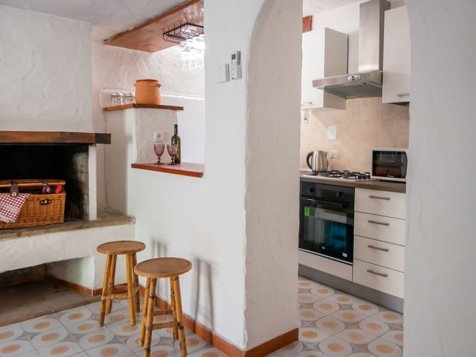 Wall, Flooring, Interior Design, Wood, Floor, Ceiling, Furniture, Room, Lighting, Countertop