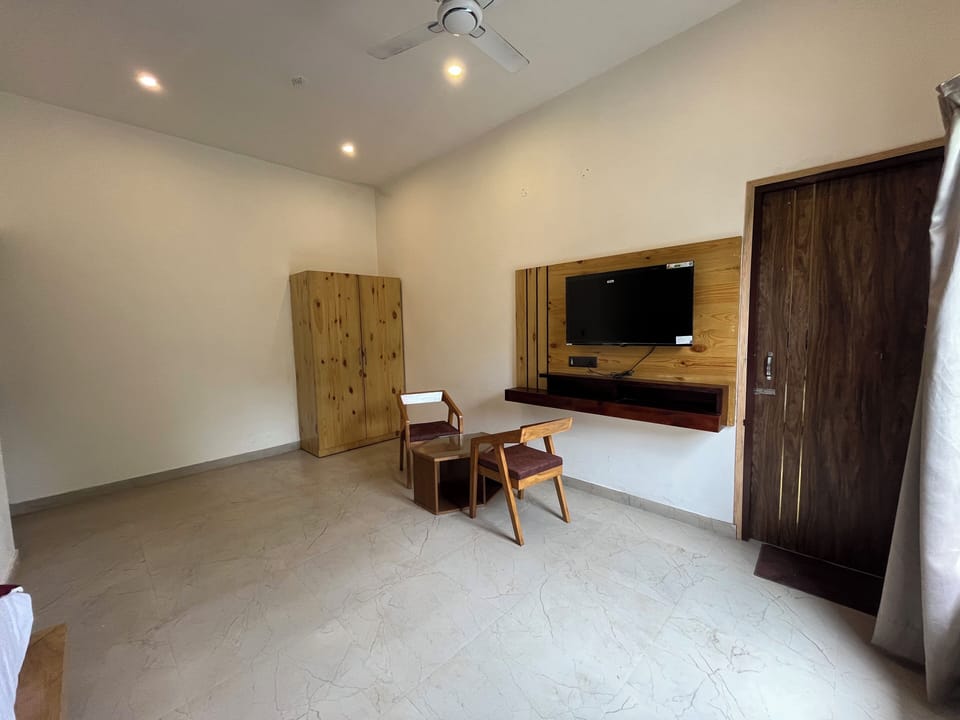 Superior Double Room, 1 King Bed, Garden View | Free WiFi