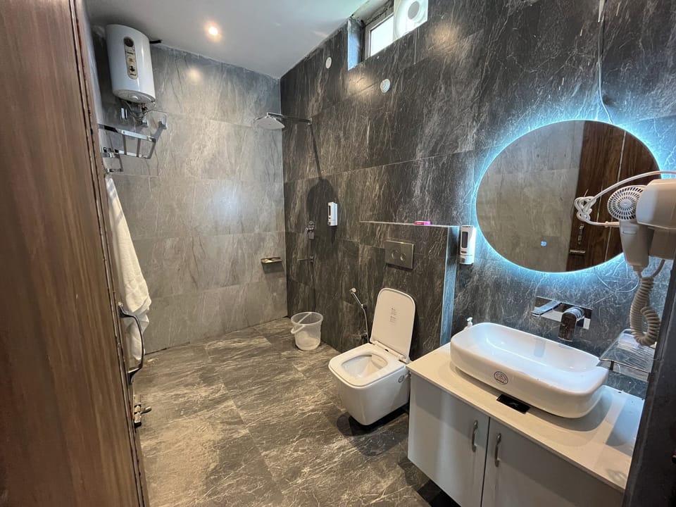 Deluxe Double Room, Balcony, River View | Bathroom | Hair dryer, towels, soap, shampoo