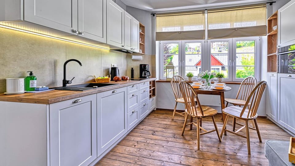 Apartment (2/6) | Private kitchen | Fridge, stovetop, electric kettle, cookware/dishes/utensils