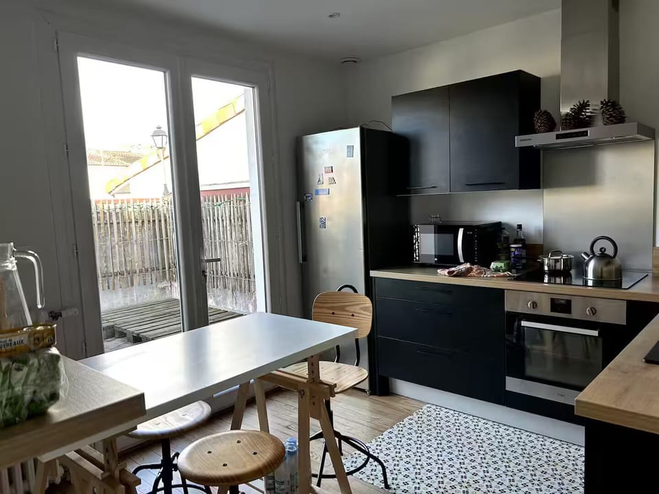 Full-size fridge, microwave, oven, stovetop