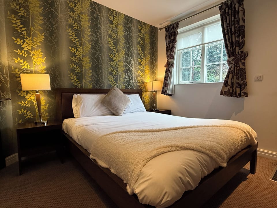 Standard Double Room, Non Smoking, Ensuite | Individually decorated, individually furnished, desk, iron/ironing board