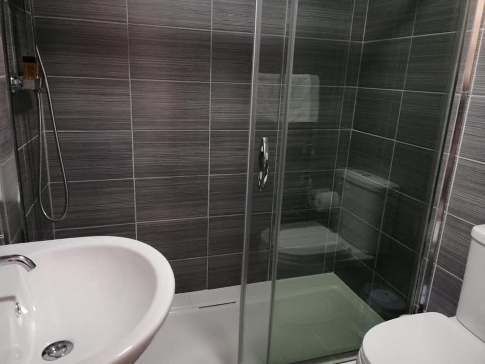 Deluxe Double Room, Ensuite, City View | Bathroom | Hair dryer, towels, soap, shampoo