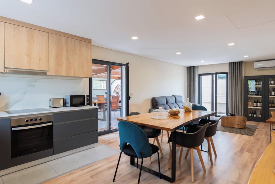 Apartment, River View | Dining room