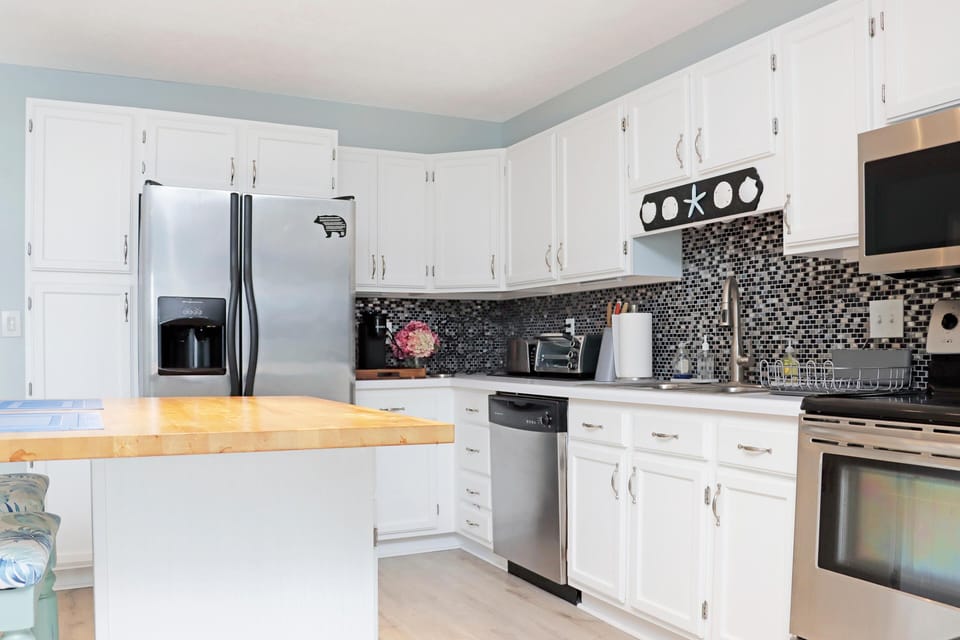 House, Multiple Beds (Gamer Beach Getaway) | Private kitchen | Oven, toaster