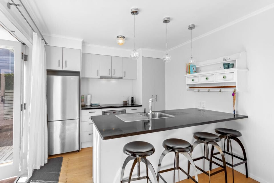 Fully equipped kitchen with bar seating