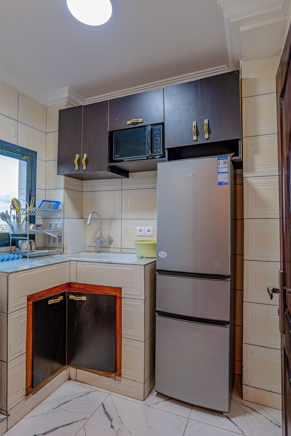 Comfort Suite, Balcony, City View | Private kitchen | Mini-fridge