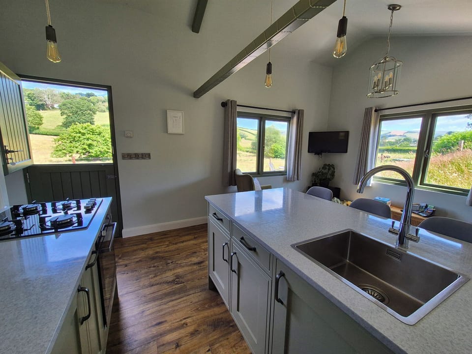 Cottage | Private kitchen | Dishwasher, cookware/dishes/utensils