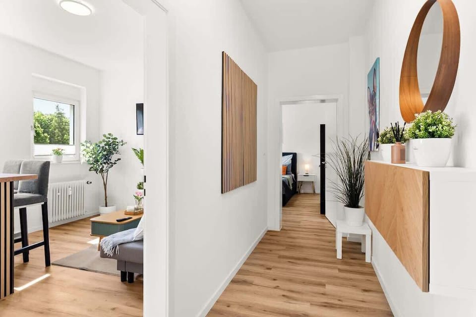 Eingangsbereich und Sicht in das Apartment.