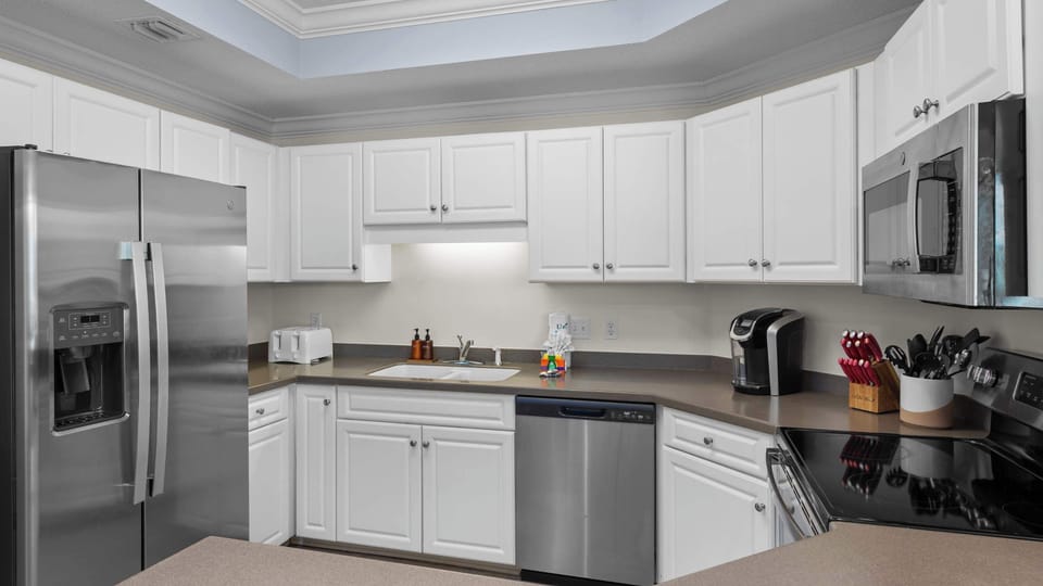 Apartment, Multiple Beds, Balcony, Pool View (Lighthouse on the Bay) | Private kitchen | Fridge, microwave, stovetop, dishwasher
