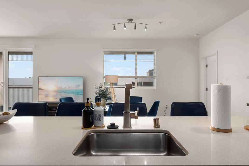 Modern kitchen with everything you need.