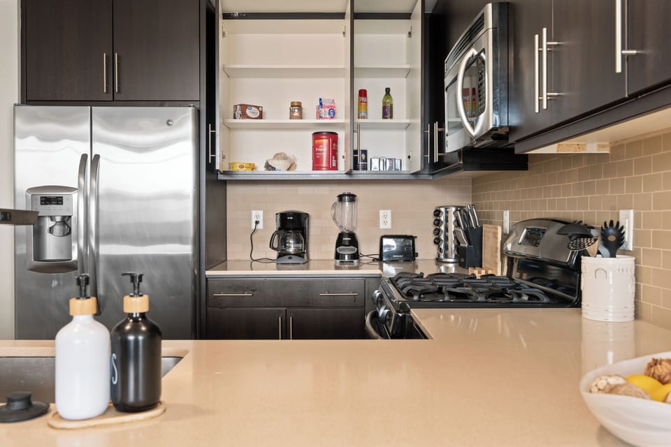 Modern kitchen with everything you need.
