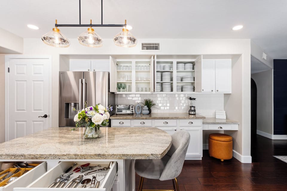Kitchen: Fully Stocked, Just Bring A Suitcase!