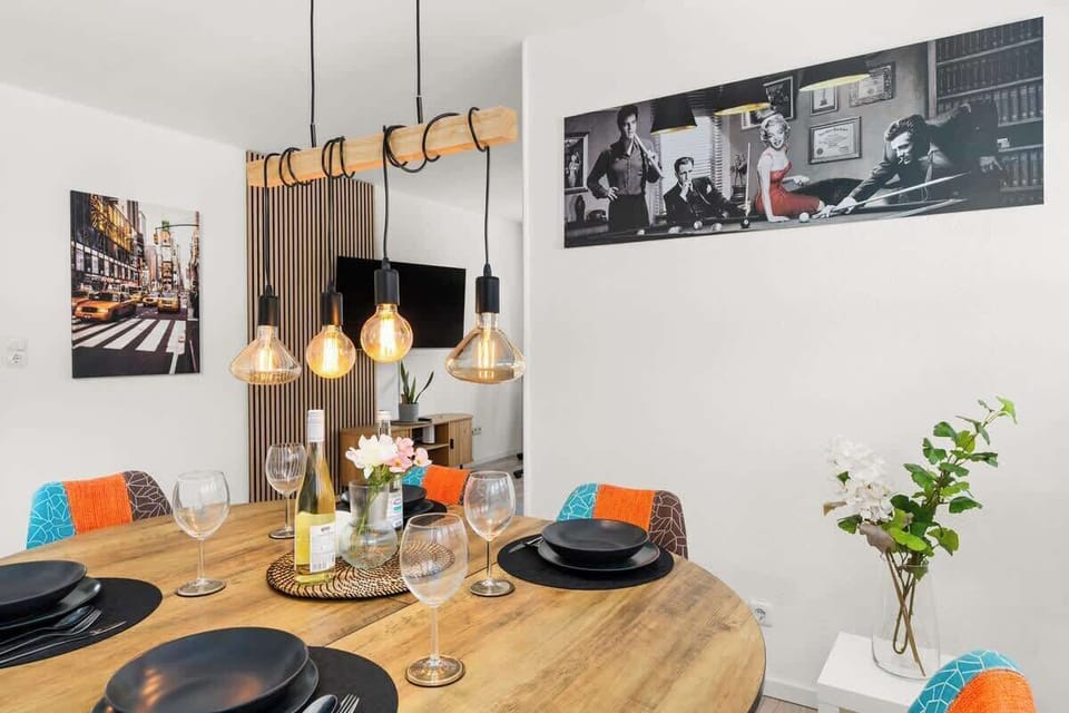 Auch vom Esszimmer aus kann Fernsehen geschaut werden.