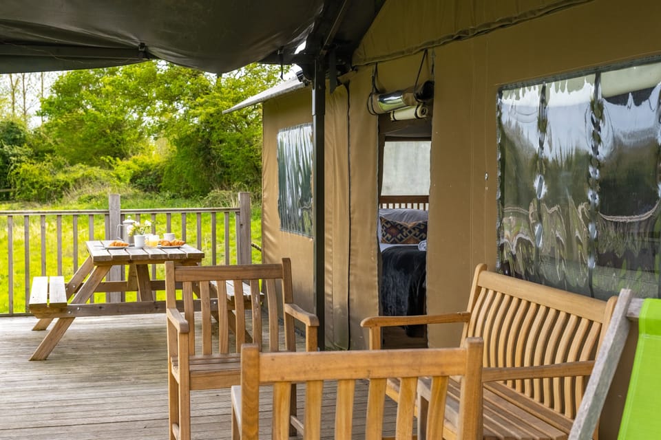 Linnet private decking with picnic table