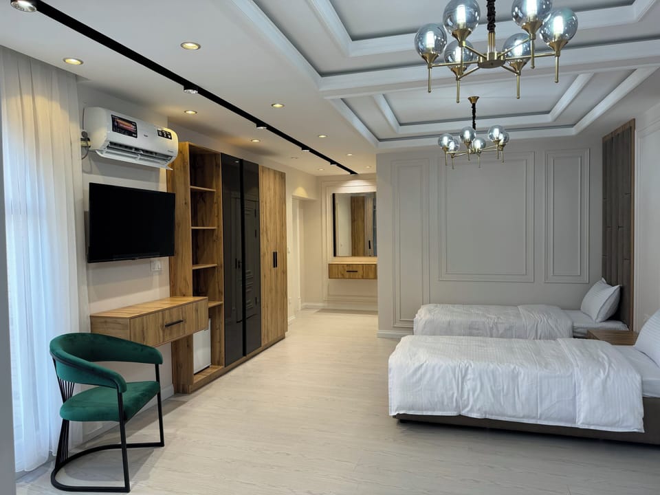 Family Suite | In-room safe, laptop workspace, blackout drapes, soundproofing