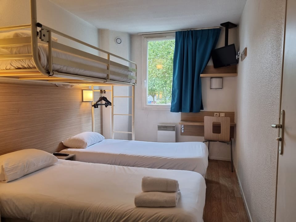 Desk, soundproofing, free WiFi, bed sheets