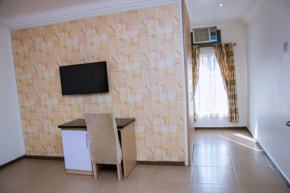 Deluxe Room, 1 Bedroom | In-room business center