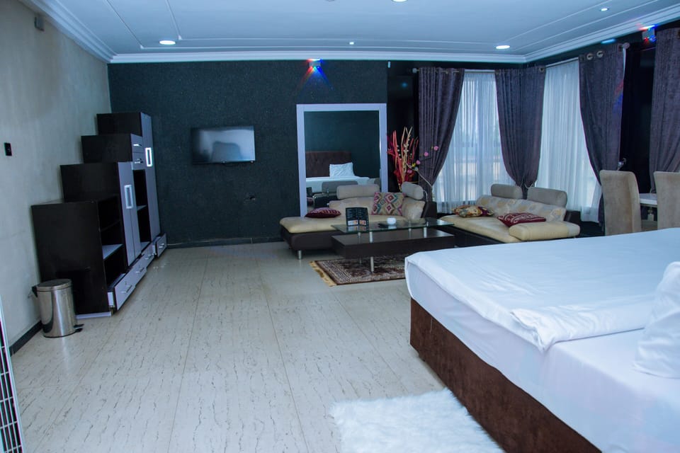Romantic Suite | Desk, laptop workspace, free WiFi, wheelchair access