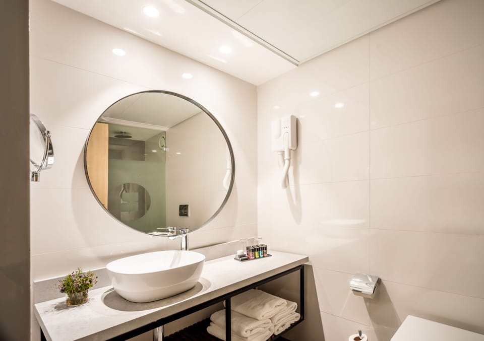 Suite | Bathroom | Hair dryer, towels