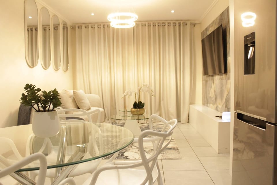 Apartment, 2 Bedrooms, Smoking, Balcony | Living room