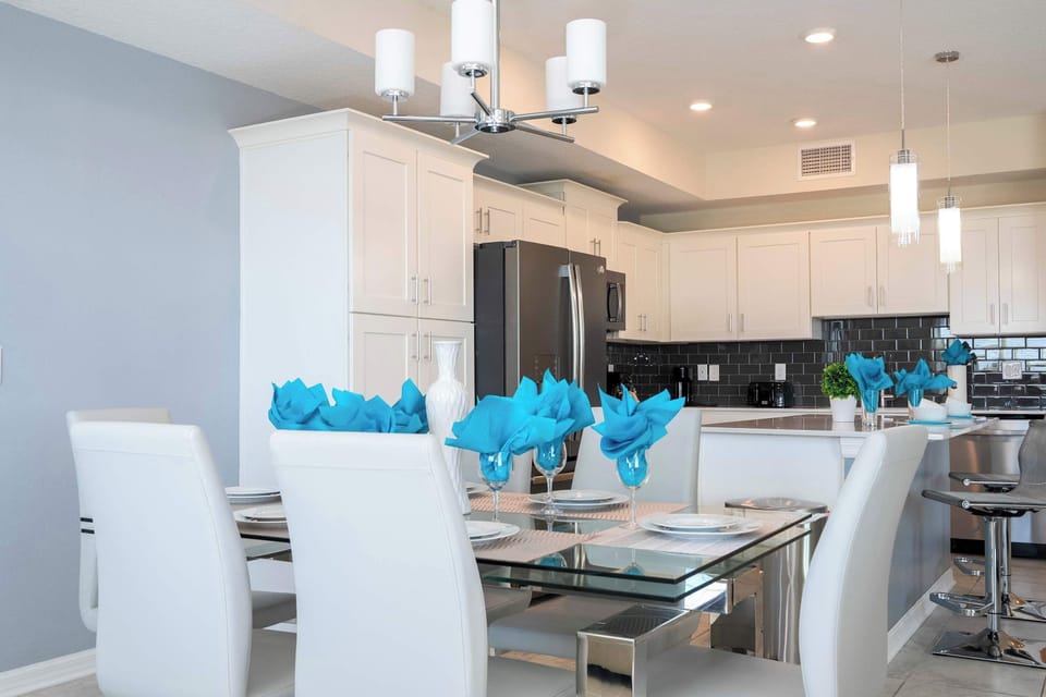 Comfort Condo | Dining room