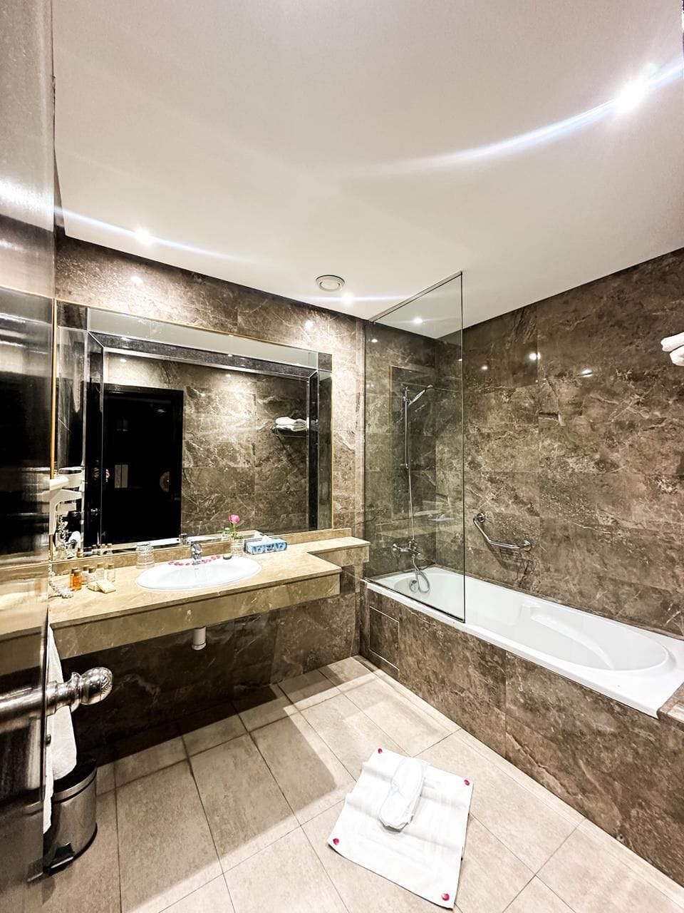 Combined shower/tub, free toiletries, hair dryer, bathrobes