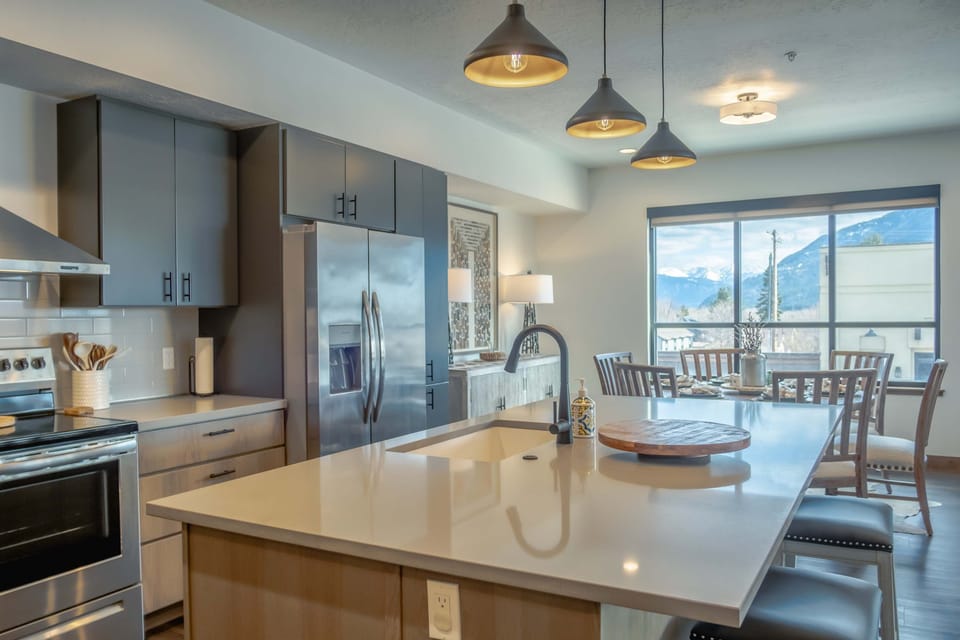 Condo, Multiple Beds, Kitchen, Mountain View (Downtown Penthouse ) | Private kitchen | Fridge, microwave, oven, stovetop