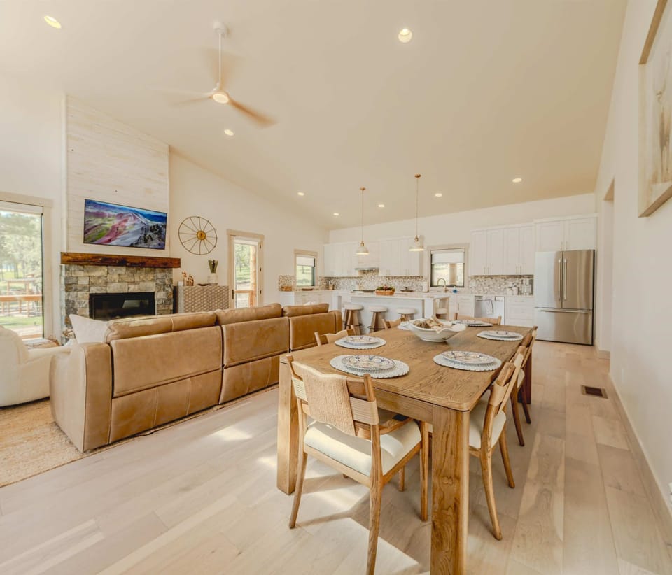 House, Multiple Beds, Hot Tub, Golf View (Home on the 10th Hole) | Dining