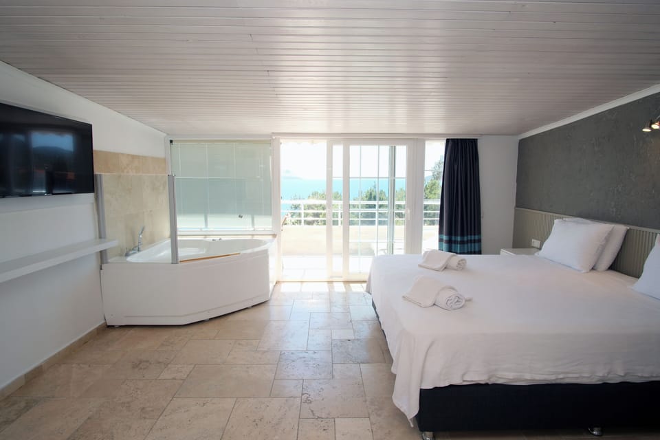 Honeymoon Room, 1 Double Bed, Jetted Tub, Sea View | Premium bedding, minibar, in-room safe, WiFi (free)