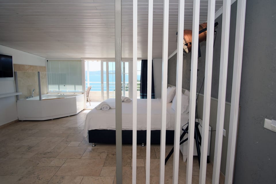 Honeymoon Room, 1 Double Bed, Jetted Tub, Sea View | Premium bedding, minibar, in-room safe, WiFi (free)