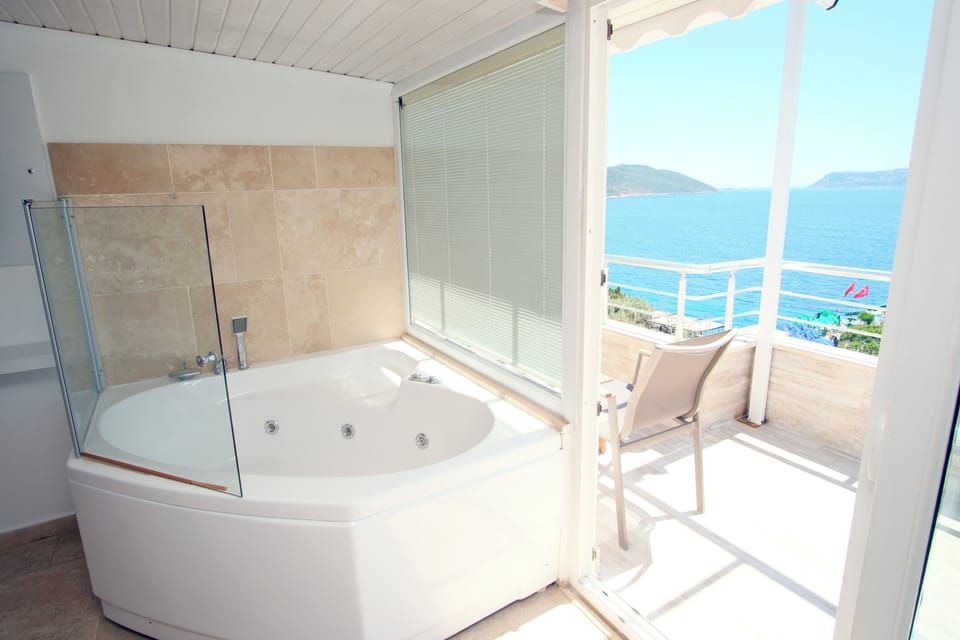 Honeymoon Room, 1 Double Bed, Jetted Tub, Sea View | Bathroom | Free toiletries, hair dryer, slippers, towels