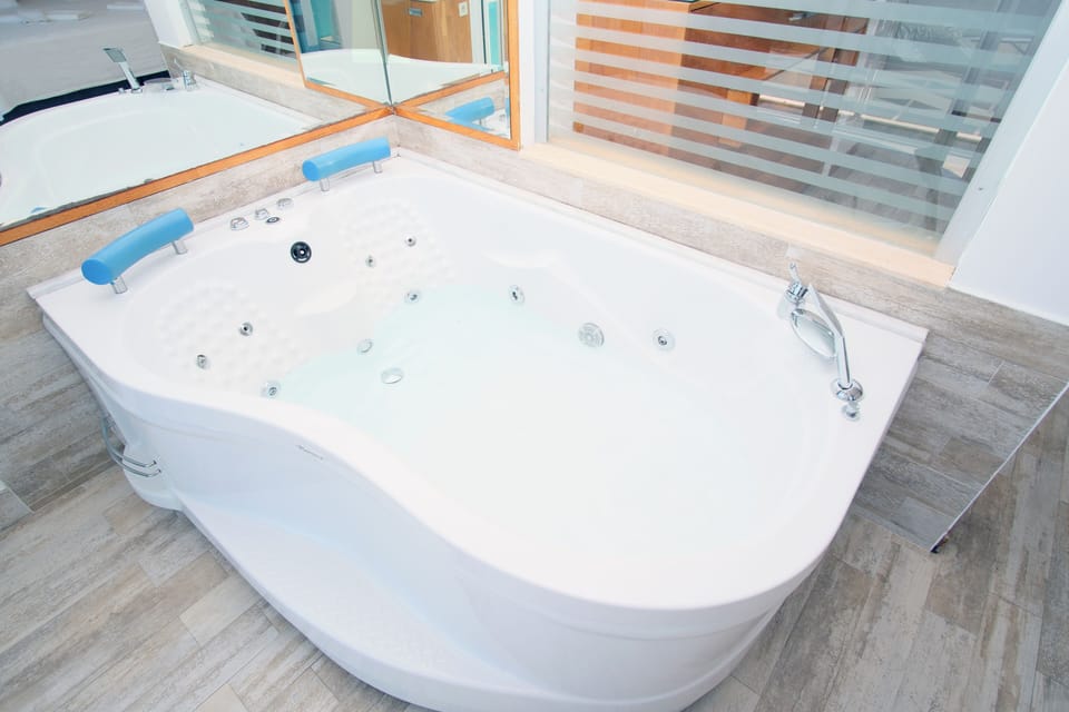Executive Room | Bathroom | Free toiletries, hair dryer, slippers, towels