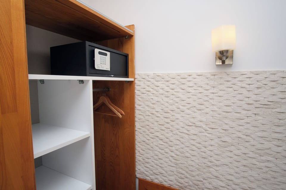 Executive Room | Premium bedding, minibar, in-room safe, WiFi (free)