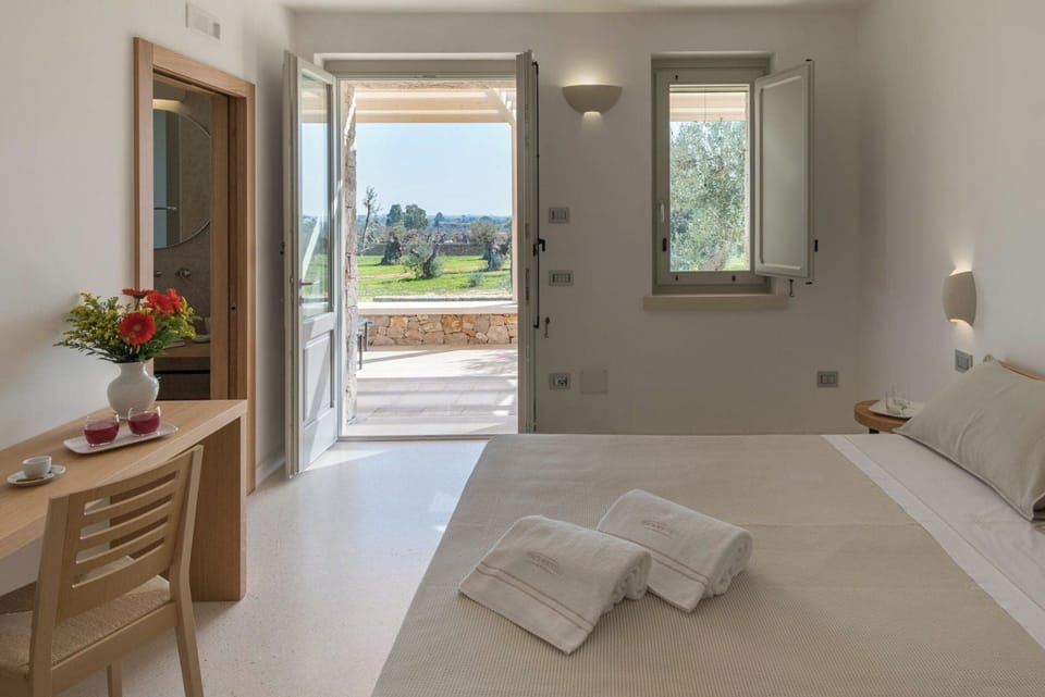 Superior Room, Garden View | Minibar, in-room safe, desk, soundproofing