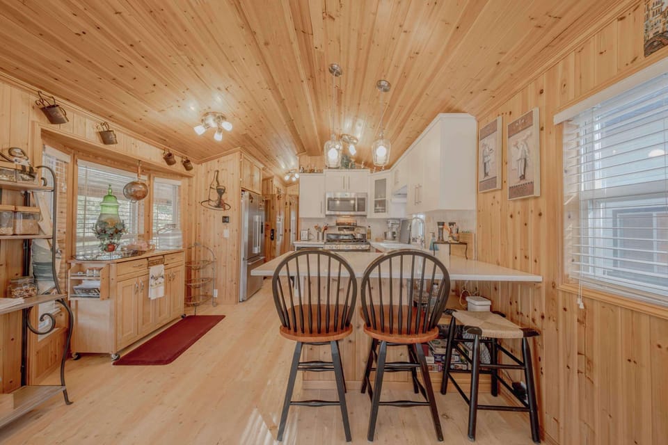 Cabin, Multiple Beds, Patio, Mountain View (Eagles Nest Cabin) | Dining