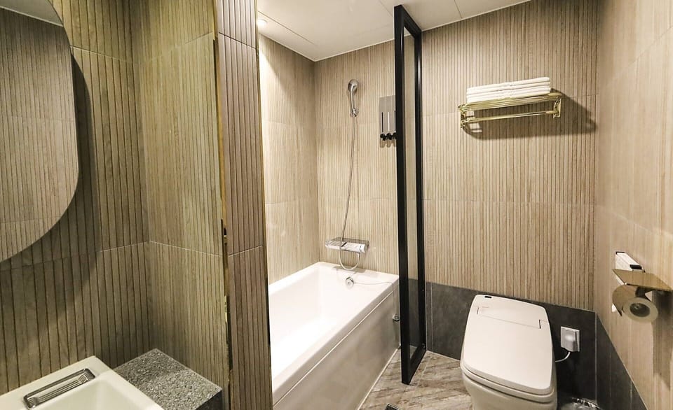 Superior Twin Room | Bathroom | Free toiletries, hair dryer, bathrobes, towels